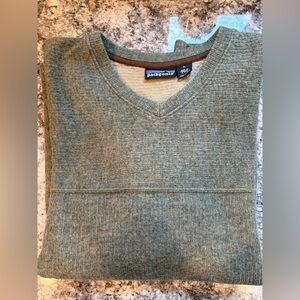 Vintage Patagonia Men's XL V-neck green sweater